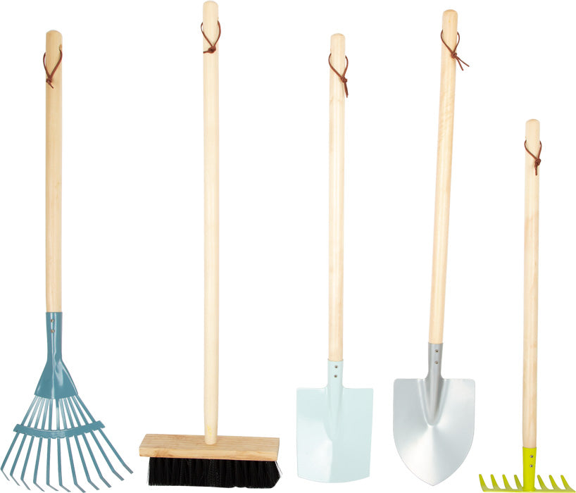 Das Große Gartenwerkzeug-Set enthält fünf Gartengeräte mit Holzgriffen: einen Rechen, einen Besen, zwei Schaufeln und einen gelben Gartenrechen.
