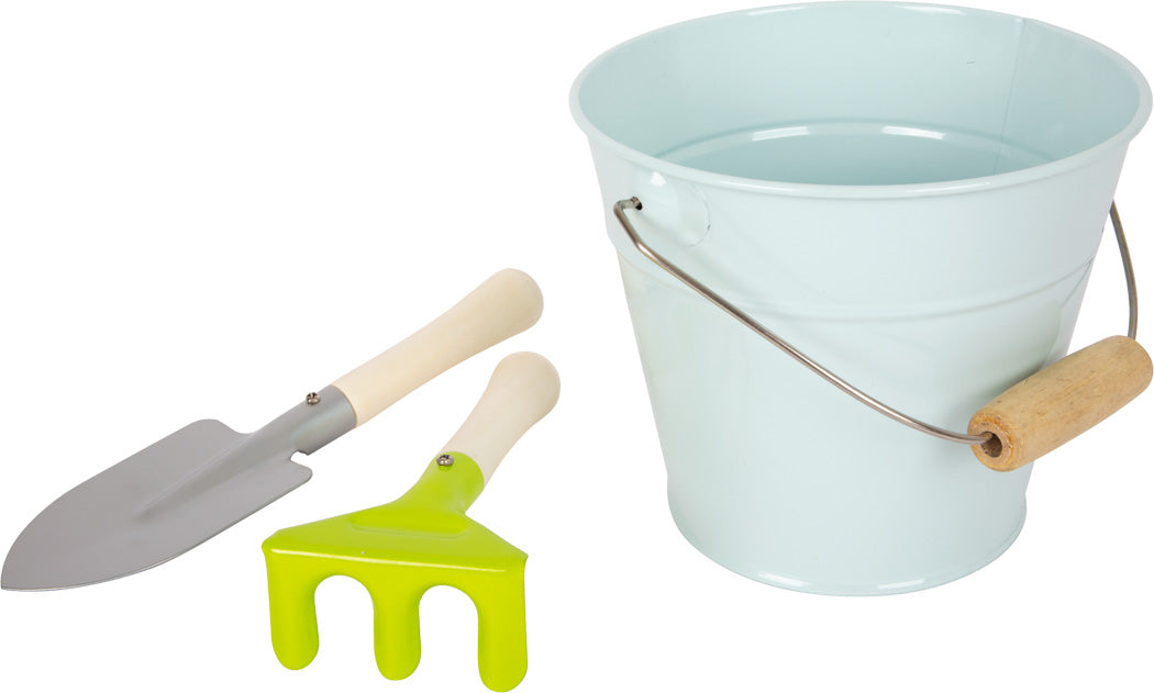 Das Große Gartenwerkzeug-Set beinhaltet einen kleinen Metalleimer, einen grünen Handrechen und eine Handkelle mit hellen Griffen.