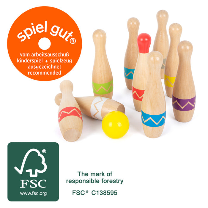 Das Kegelspiel „Active“ besteht aus hölzernen Bowlingkegeln mit bunten Bändern, einer gelben Kugel und ist mit den Logos „Spiel Gut“ und „FSC“ gekennzeichnet.