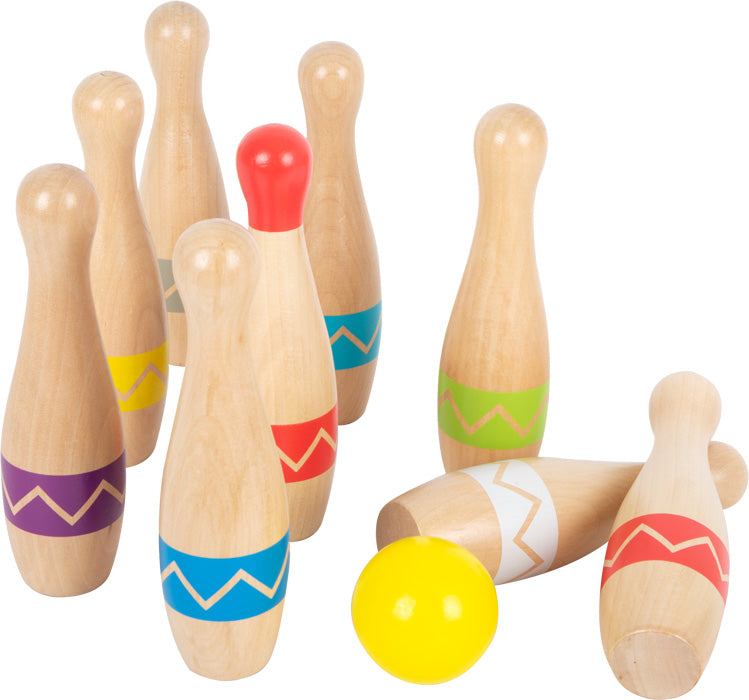 Das Kegelspiel-Set „Active“ besteht aus bunt gestreiften Holzkegeln und einer gelben Kugel, angeordnet auf weißem Untergrund.