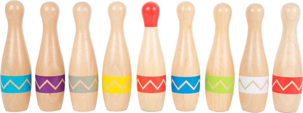 Das Kegelspiel-Set „Active“ beinhaltet neun Bowlingkegel aus Holz mit bunten Zickzack-Bändern, wobei der mittlere Kegel eine rote Spitze und ein gelbes Band hat.
