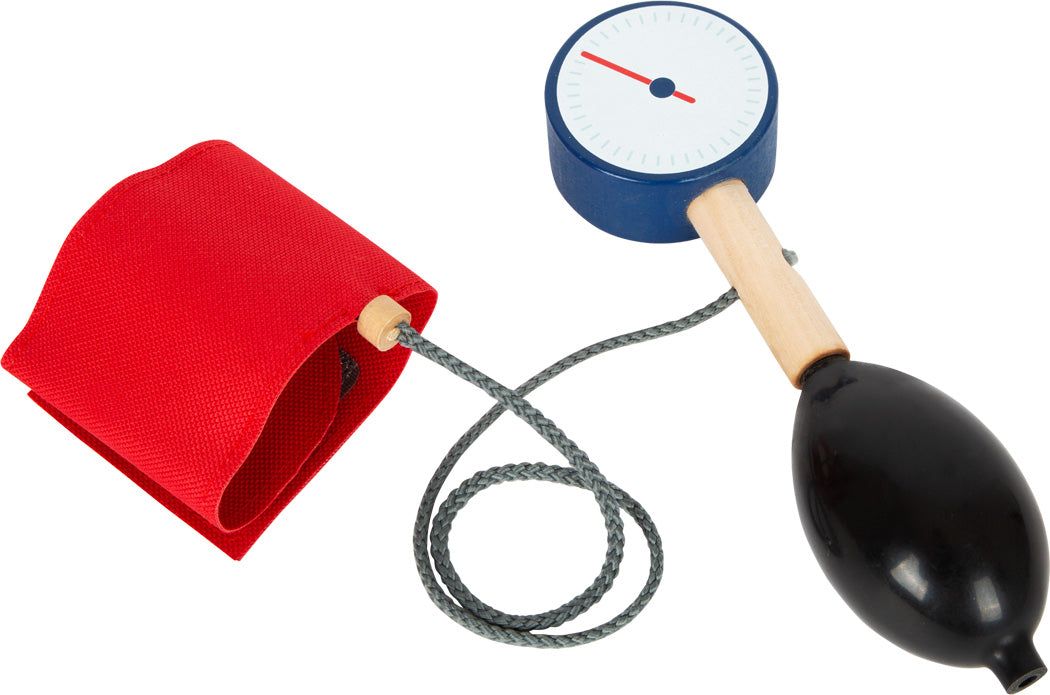 Der Notarztrucksack enthält ein Spielzeug-Blutdruckmessgerät mit roter Manschette, blauem Messgerät, grauem Schlauch und schwarzer Glühbirne.