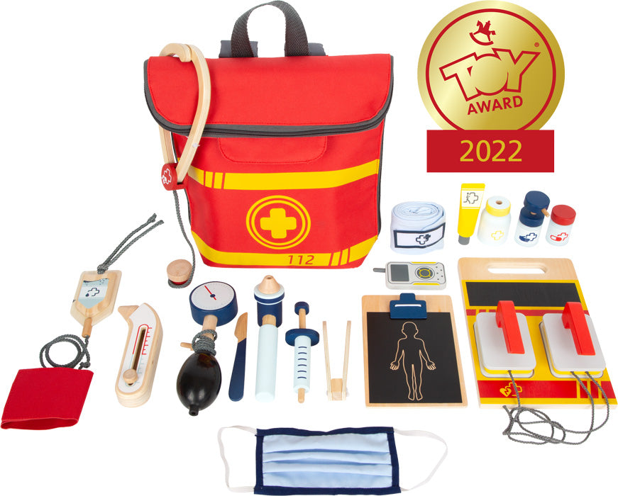 Notarztrucksack: roter Spielzeug-Medizinkoffer in Rucksackform mit Arztbesteck, Gesichtsmaske und Gewinner des goldenen Toy Award 2022.