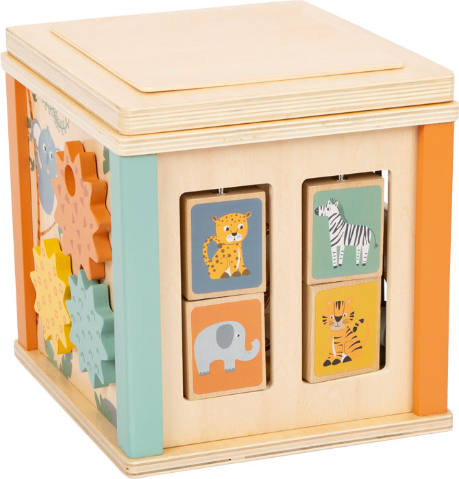 Der Motorikwürfel „Safari“ ist ein Aktivitätswürfel aus Holz mit bunten Zahnrädern und Tierillustrationen wie Gepard, Zebra, Elefant und Tiger.
