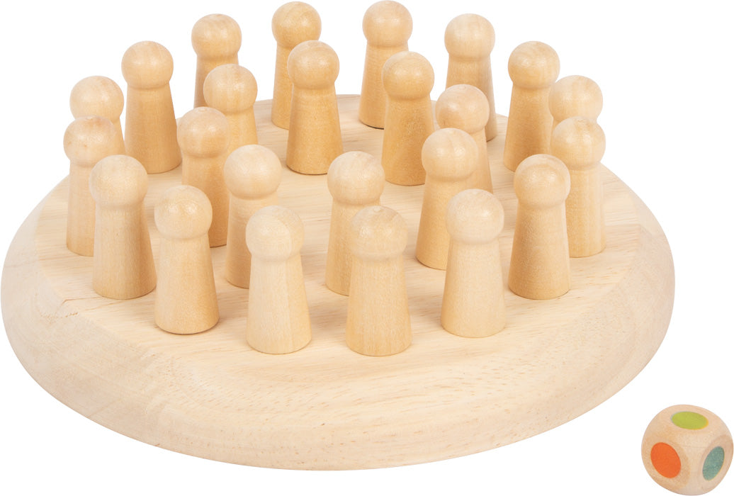 Farben-Memo ist ein Memory-Spiel aus Holz mit Stiften auf einem runden Brett und einem bunten Würfel.