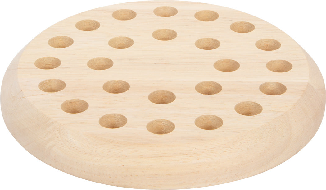 Farben-Memo: Ein rundes Holzbrett mit gleichmäßig verteilten kreisförmigen Vertiefungen auf der Oberfläche.