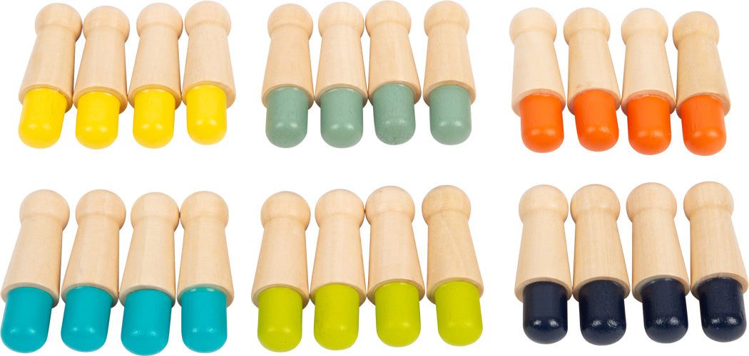 Farben-Memo: Zwölf Holzsteckpuppen in Farbpaaren – Gelb, Grün, Orange, Blau, Schwarz und Hellblau – jedes Paar hat die gleiche farbige Basis.
