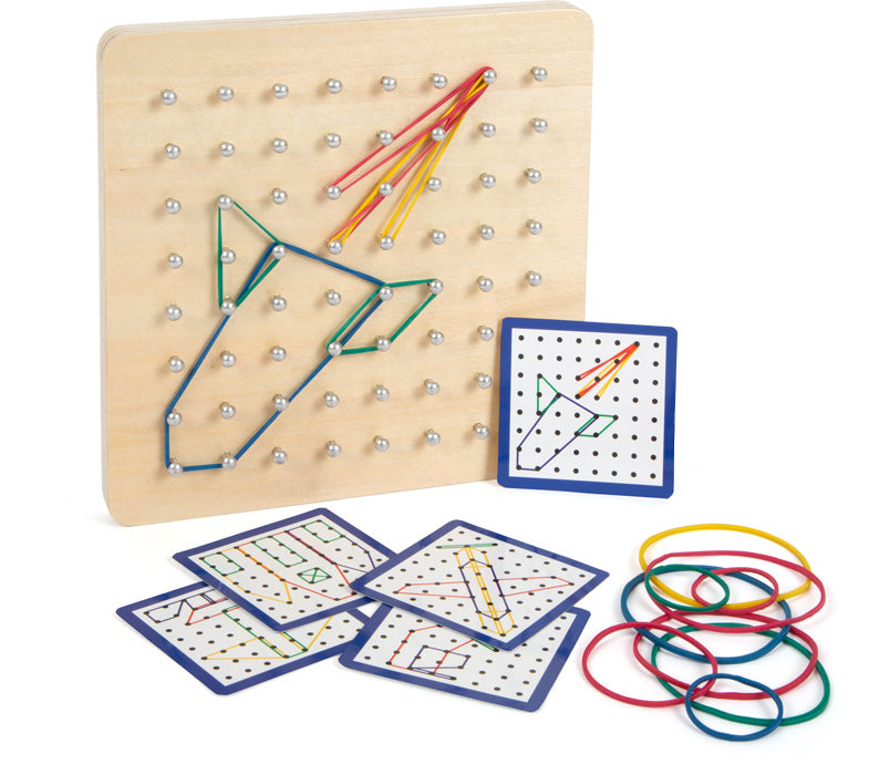 Geoboard aus Holz mit bunten Gummibändern, passenden Karten und auf dem Holzbrett geformten Formen.