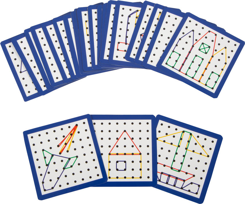 Das Geoboard aus Holz umfasst siebzehn blau umrandete Karten mit bunten geometrischen Linienmustern wie Raketen, Häusern und verschiedenen anderen Formen.