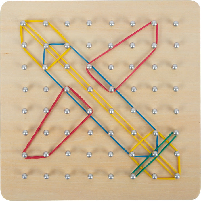 Das Geoboard aus Holz besteht aus Gummibändern, die so angeordnet sind, dass sie die Umrisse eines Flugzeugs bilden.