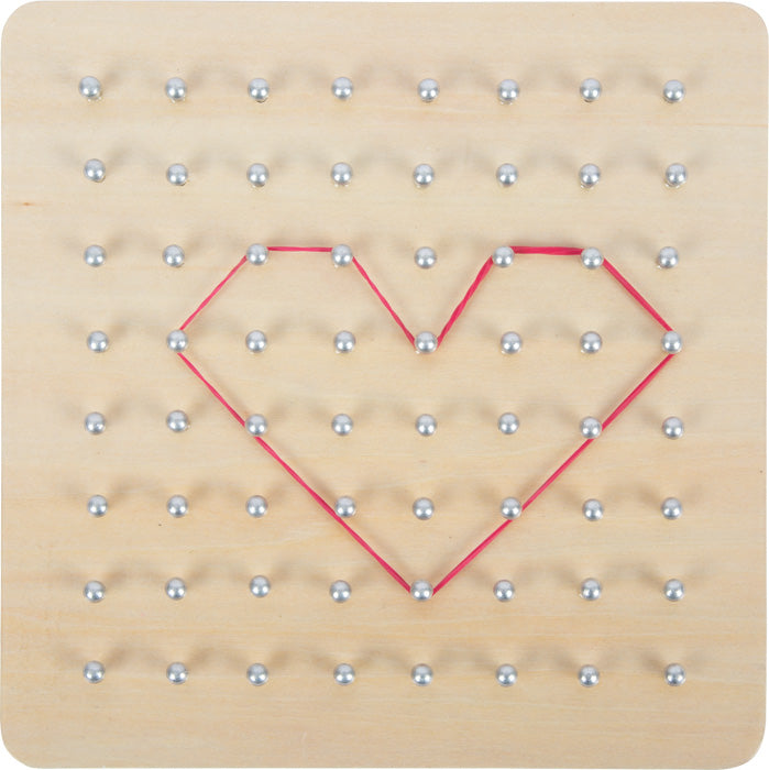Das Geoboard aus Holz hat die Form eines Herzens, das mit einem roten Gummiband um Metallstifte auf einem Holzbrett geformt ist.