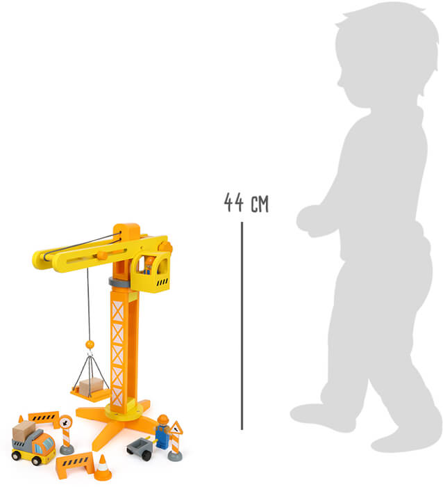 Baukran mit Baustellenzubehör: Gelber Spielzeug-Baukran mit Zubehör, 44 cm hoch, neben Kindersilhouette zur Größenveranschaulichung.
