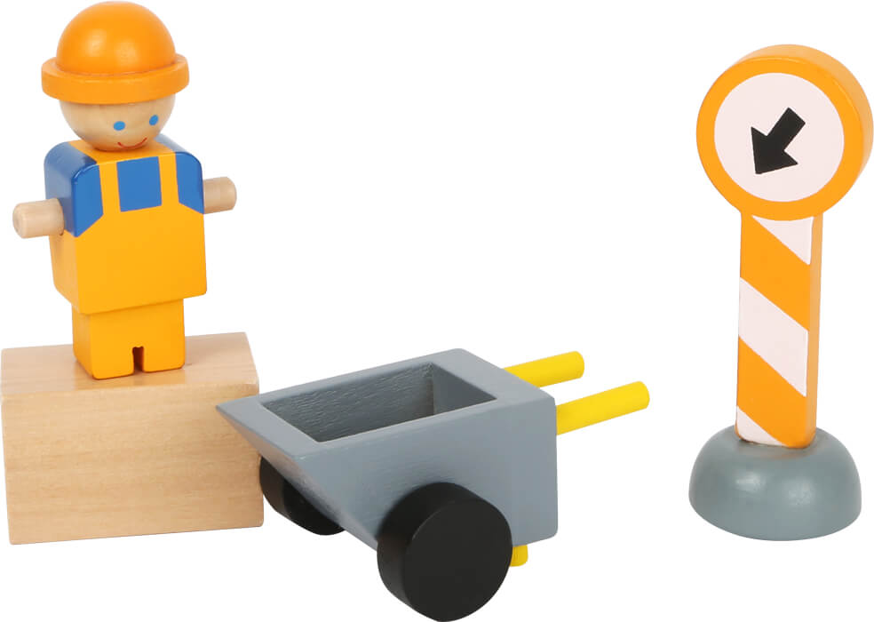Baukran mit Baustellenzubehör: Holz-Spielzeug mit Bauarbeiter, Schubkarre und Warnschild auf weißem Hintergrund.