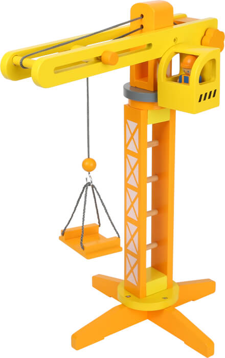 Der Baukran mit Baustellenzubehör ist ein gelb-oranger Spielzeugkran mit Schaukel, der von einer kleinen Figur in der Kabine bedient wird.