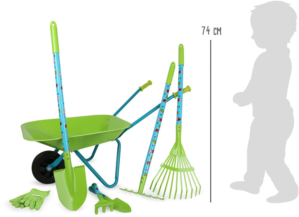 Großes Gartenset mit Schubkarre in Grün inklusive Handschuhe, Schaufel, Rechen und Kelle; abgebildet neben einer 74 cm großen Kindersilhouette.