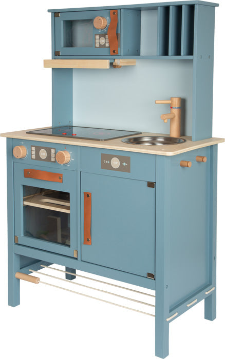 Die Kinderküche „tasty“ ist ein blaues Spielzeugküchenset aus Holz mit Herd, Spüle, Backofen, Mikrowelle und Regalen.
