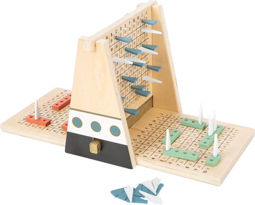 Strategiespiel Regatta „Gold Edition“ – Brettspiel mit Stiften und Schiffen auf einem Raster, wobei einige Spielsteine daneben auf der Oberfläche angeordnet sind.
