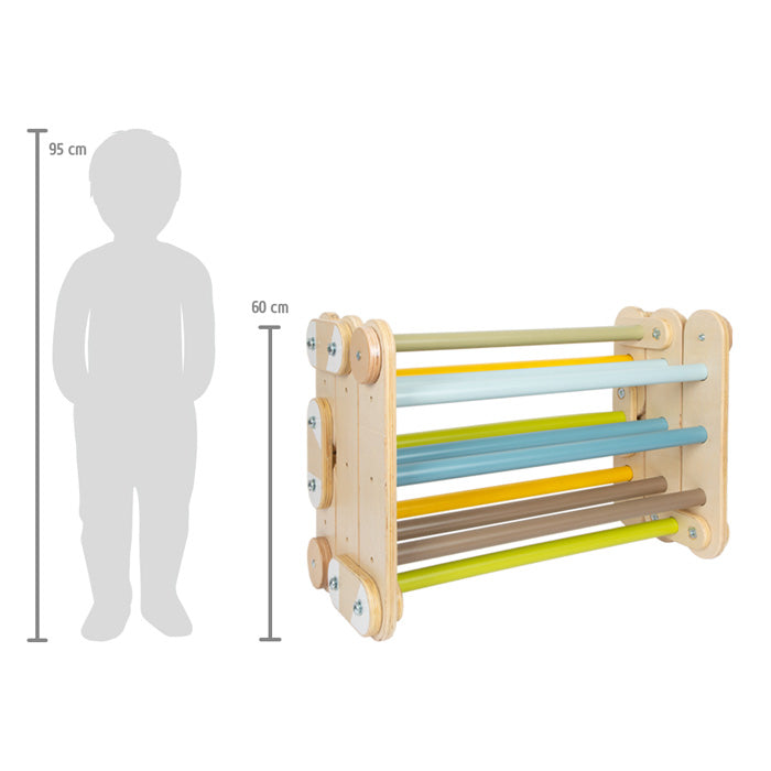 Als Größenvergleich ist neben dem Kletterdreieck „Adventure“ eine 95 cm große Kindersilhouette abgebildet.
