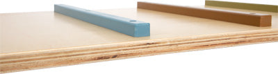 Nahaufnahme des Rutschbretts 3 in 1 „Adventure“ mit blauen und braunen rechteckigen Stäben, die an einem Holzbrett befestigt sind.