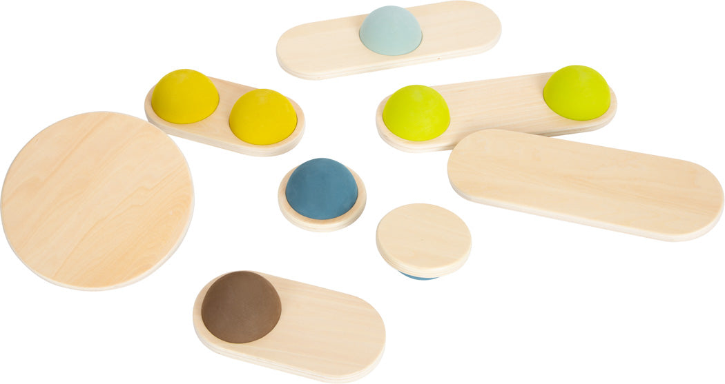 Balanciersteine „Adventure“: Sensorische Balance-Bretter aus Holz mit bunten strukturierten Kuppeln und glatten Oberflächen auf weißem Hintergrund.