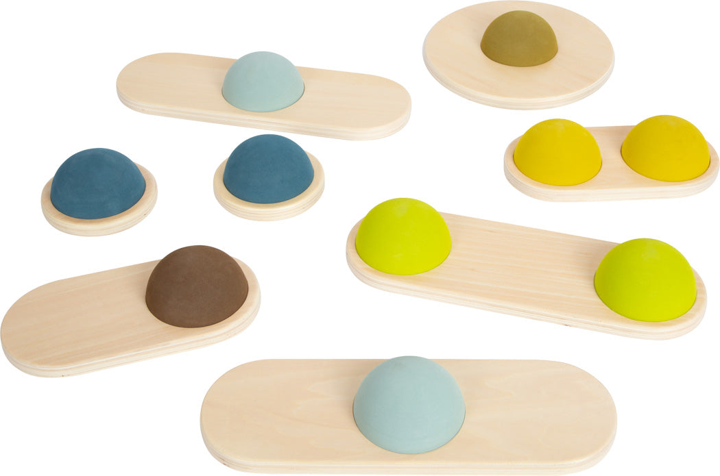 Balanciersteine „Adventure“ – Balance-Boards aus Holz mit bunten Halbkugel-Griffen, erhältlich in verschiedenen Größen und Farben, abgebildet auf weißem Hintergrund.