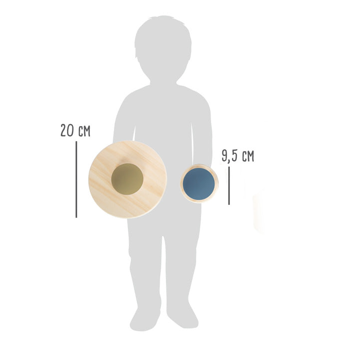 Silhouette eines Kindes, das Balanciersteine „Adventure“ mit Durchmessern von 20 cm und 9,5 cm hält.