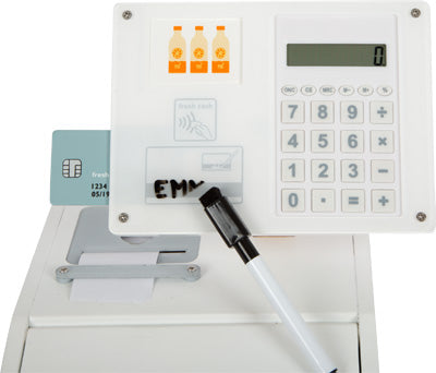 Das Kassen-Tastaturgerät „fresh“ verfügt über ein Display mit Getränkesymbolen, einer Null, einer eingelegten Karte und einem Marker.