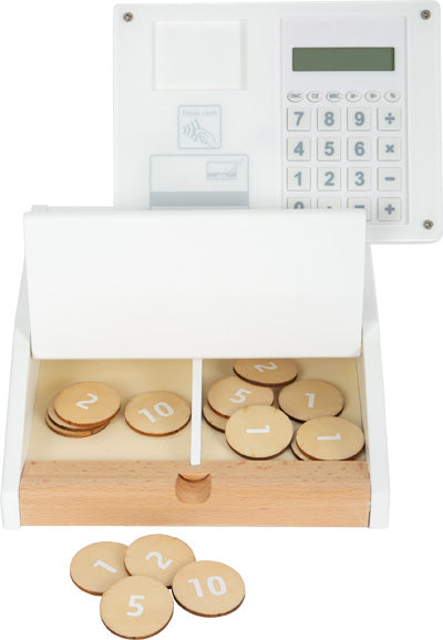 Die Spielzeugkasse „fresh“ von Kasse verfügt über Holzmünzen und ein Tastenfeld. Die abgebildeten Münzen befinden sich sowohl innerhalb als auch außerhalb der Schublade.