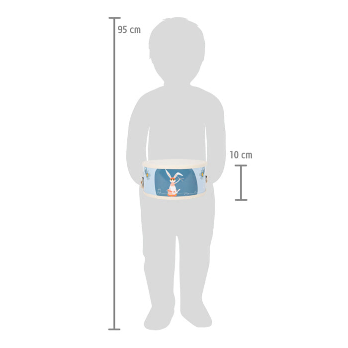 Abgebildet ist ein 95 cm großes Kind mit der Trommel „Groovy Beats“, das einen 10 cm hohen blauen Hosenbund mit einem Cartoon-Hasen-Motiv trägt.