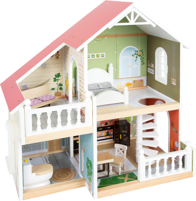 Puppenhaus mit Dachterrasse: Holzhaus mit vier eingerichteten Zimmern, rotem Dach und weißer Wendeltreppe in der Mitte.
