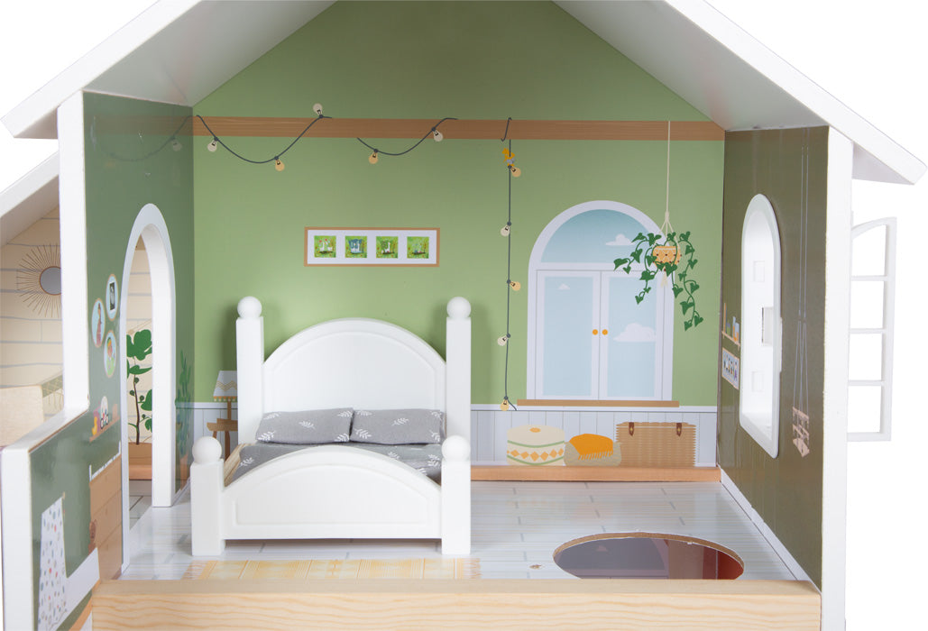 Puppenhaus mit Dachterrasse: Miniatur-Schlafzimmer mit weißem Bett, grünen Wänden und Lichterkette an der Decke.