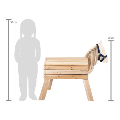 Zum Größenvergleich ist das Holzpferd kompakt neben einer Kindersilhouette abgebildet.