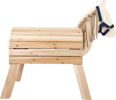 Holzpferd kompakt: Holzspielzeugpferd mit Seilmähne, blauem Zaumzeug und bankartigem Körper, der von vier stabilen Beinen getragen wird.