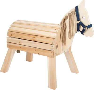 Holzpferd kompakt: Kastenförmiges Holzspielzeugpferd mit Seilmähne und blauem Geschirr, perfekt zum Spielen für Kinder.