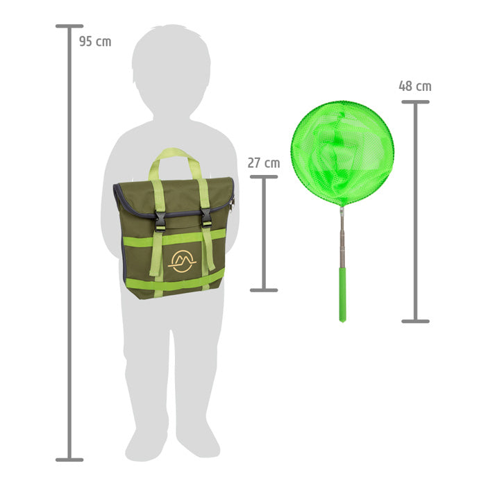 Zum Größenvergleich sind der Entdeckerrucksack „Discover“ (grün) und ein passendes grünes Netz neben einer Kindersilhouette abgebildet.