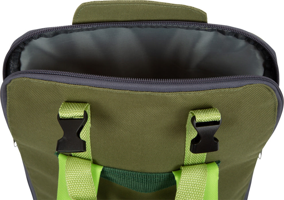 Entdeckerrucksack „Discover“: Offener grüner Stoffrucksack mit schwarzen Kunststoffschnallen und hellgrünen Tragegriffen, aus der Vogelperspektive betrachtet.