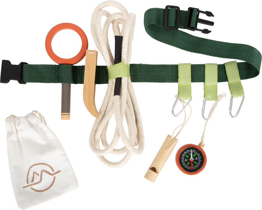 Entdeckergürtel „Discover“: Outdoor-Abenteuer-Set inkl. grünem Gürtel, Seil, Karabiner, Pfeife, Kompass, Lupe und Kordelzugbeutel.