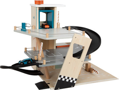 Parkhaus Rallye: Spielzeugparkhaus aus Holz mit Rampen, Autos und mehreren Ebenen.