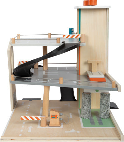 Das Parkhaus Rallye ist ein hölzernes Spielzeugparkhaus mit Rampen, Waschanlage und Schranken (von vorne abgebildet).