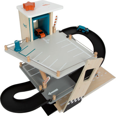 Parkhaus Rallye ist ein hölzernes Spielzeugparkhaus mit Rampen, zwei Spielzeugautos und bemalten Parkplätzen auf zwei Ebenen.