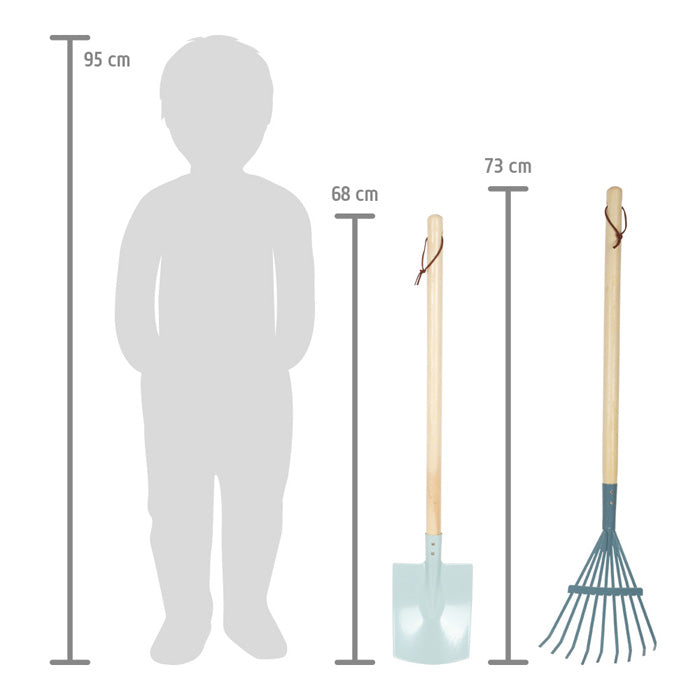 Neben dem Gartenwerkzeug-Set steht eine Kindersilhouette, wobei Schaufel und Rechen 68 cm bzw. 73 cm hoch sind.