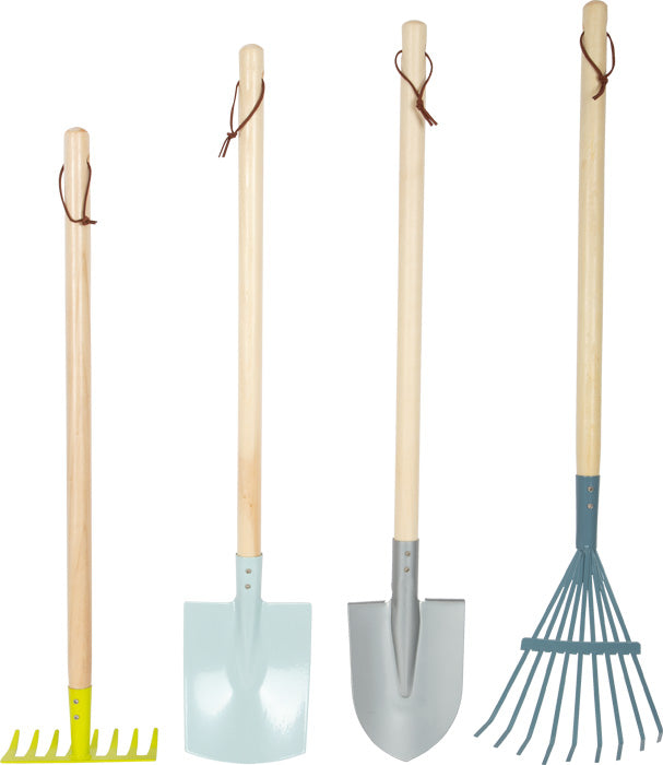 Das Gartenwerkzeug-Set umfasst vier stehende Gartengeräte mit Holzgriffen: einen Rechen, einen Spaten, eine Schaufel und einen Laubrechen.