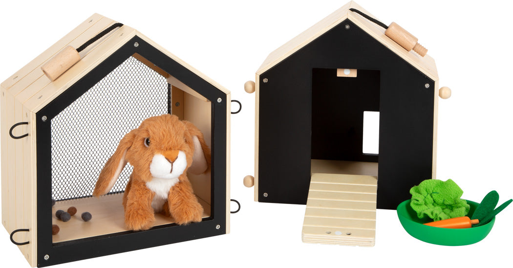 Der Hasenstall mit Auslauf umfasst zwei Spielzeug-Kaninchenställe aus Holz, ein Plüschkaninchen, Spielzeuggemüse und kleine Spielfutterstücke.