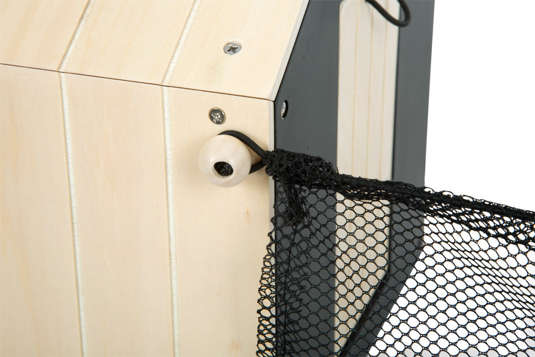 Nahaufnahme des Hasenstalls mit Auslauf, der ein Holzkastendesign mit einem schwarzen Maschennetz aufweist, das an einem Knopf an der Seite befestigt ist.