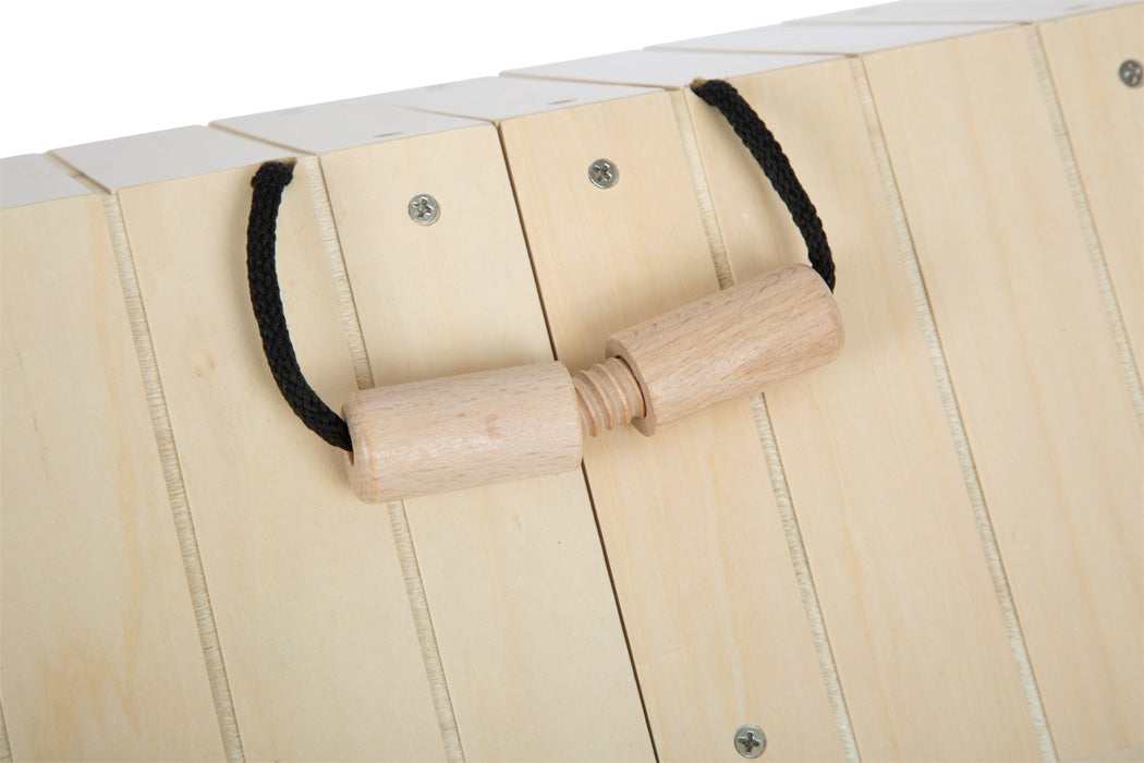 Eine Nahaufnahme des Hasenstalls mit Auslauf, die seine Holzstruktur und Designdetails hervorhebt.