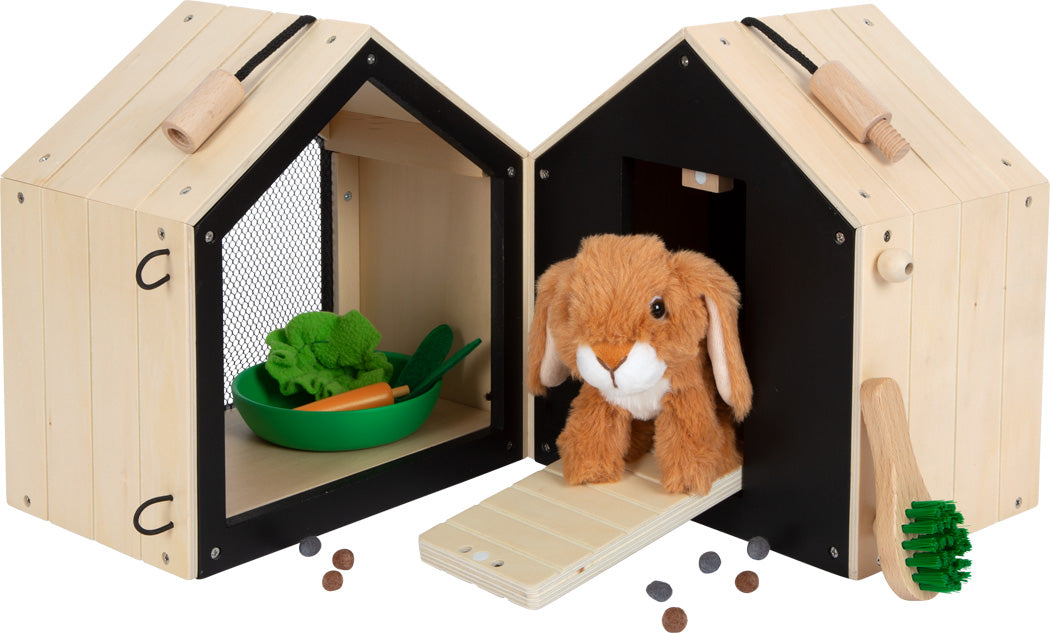 Hasenstall mit Auslauf: Enthält einen Plüschhasen in einem Holzstall-Spielset mit Spielzeuggemüse, einer Bürste und kleinen Spielzeugpellets.