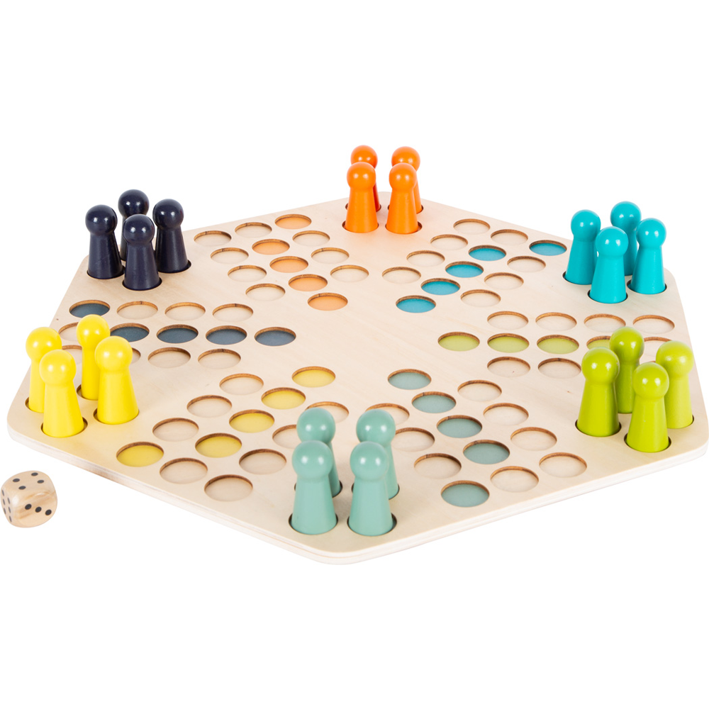 Ludo für 6 Spieler ist ein sechseckiges Brettspiel aus Holz mit bunten Spielsteinen und einem Würfel neben dem Brett.