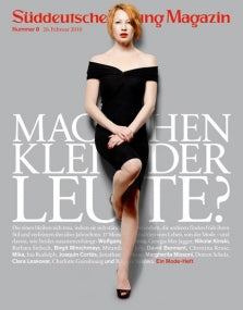 Eine Frau in einem schwarzen Kleid posiert auf der Titelseite des Süddeutsche Zeitung Magazins mit fetter weißer Schrift hinter ihr.