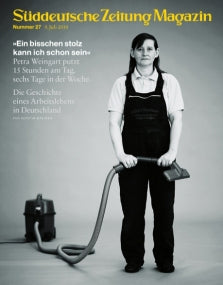 Eine Frau in Uniform, die einen Staubsauger in der Hand hält, ist auf der Titelseite des Süddeutsche Zeitung Magazins abgebildet.