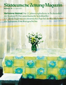 Eine Vase mit gelben Blumen auf einem Tisch mit einem grün gemusterten Tuch, darüber der Text einer Zeitschrift.